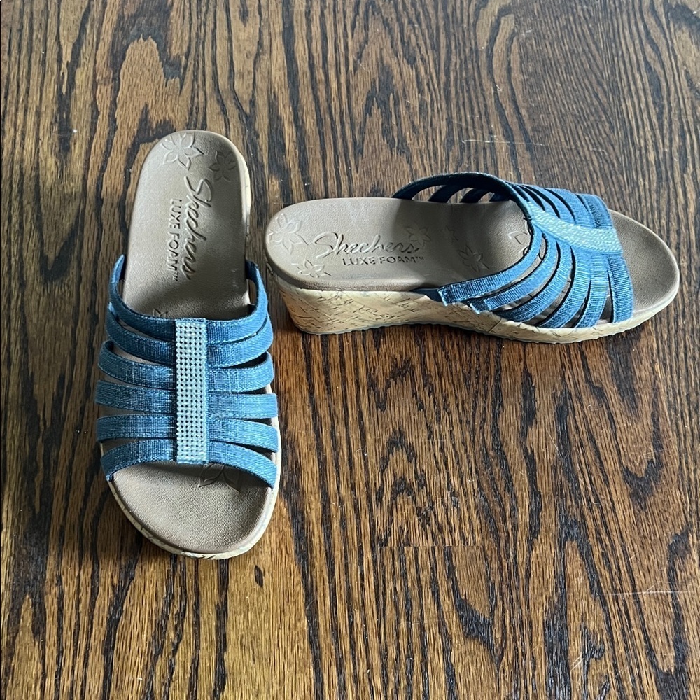 Like🆕SKETCHERS Luxe Foam Women's Denim Blue Strappy Sandals size 6